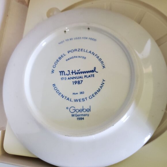 Hummel Goebel 1987 Feeding Time Collectors Plate With Original Box - Picture 2 of 3